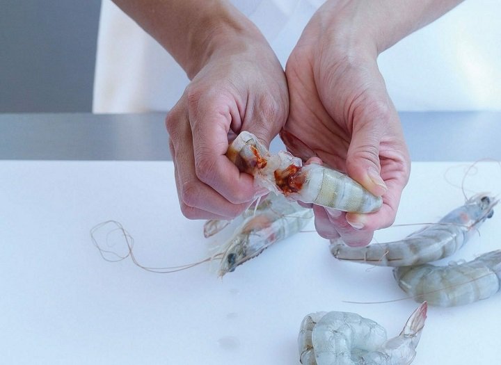 Cách nấu cháo tôm hạt sen cho bé ăn dặm bổ dưỡng ngon miệng