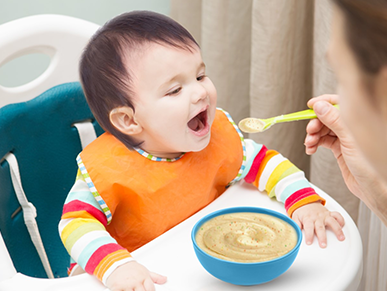 Khi nào cho bé bắt đầu ăn dặm