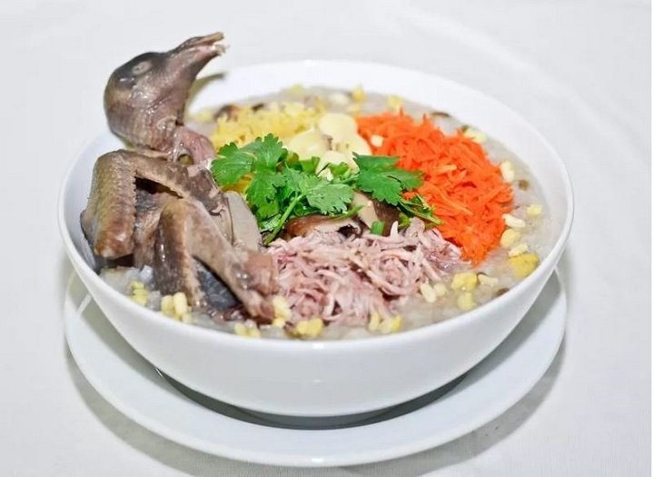 Gợi ý cách nấu cháo bồ câu hạt sen cho bé ngon miệng