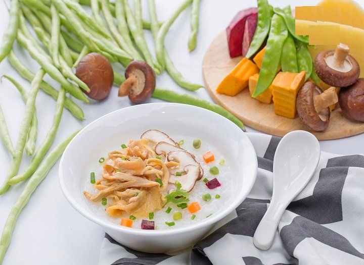 Cách nấu cháo gà nấm đông cô cho bé ăn dặm thơm ngon bổ dưỡng
